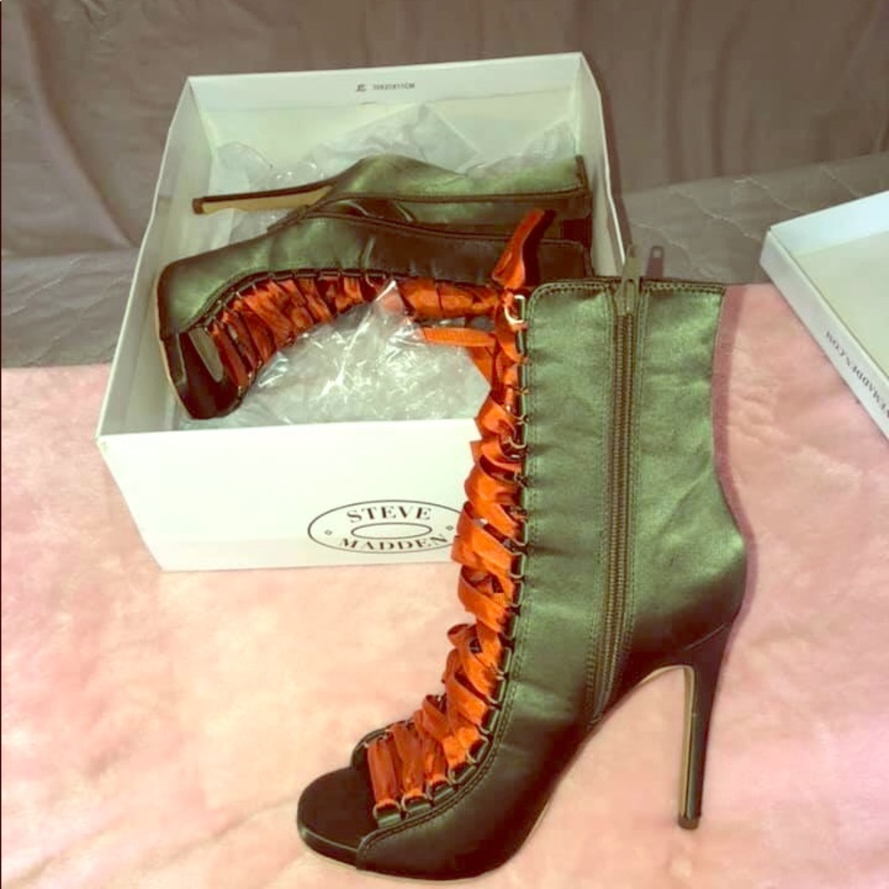 Steve Madden lace up pumps